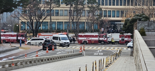 국회 소통관에 출동한 소방차들[사진=연합뉴스]