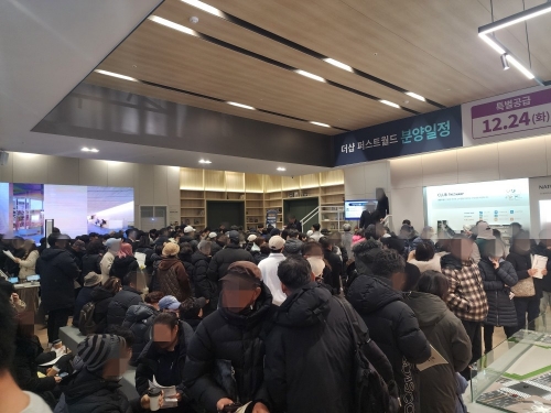 더샵 퍼스트월드 서울 견본주택에 내방객들이 방문한 모습.[포스코이앤씨]