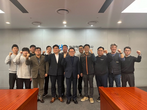 2024년도 4분기 전해노련 정기회의 참석자들이 한국해양진흥공사 안병길 사장과 함께 파이팅 구호를 외치고 있다.(사진제공=전국해양수산노동조합연합)