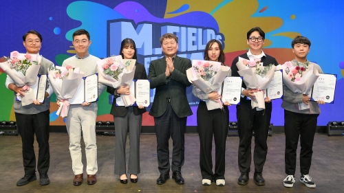 현대모비스 이규석 사장이 '2024 엠필즈 페스타'에 참석해 우수 아이디어로 선정된 직원들에게 상장을 수여하고 격려했다.