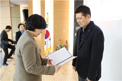 경복대학교 수탁기관 '성내종합사회복지관' 이상현관장이 서울특별시장 표창 수상 모습(사진제공=경복대학교)