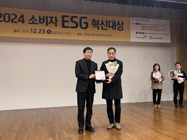 국토교통과학기술진흥원 박래상 ESG혁신실장이 기관상을 수상해 기념촬영을 하고 있다.