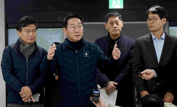 유정복 인천광역시장이 23일 남동산단 통합관제센터에서 동절기 화재 대비 대응체계를 점검하고 있다.