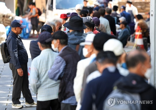 노인의 날인 지난 10월 2일 서울 종로구 탑골공원 원각사 노인 무료급식소 앞에 어르신들이 줄지어 서 있다.
