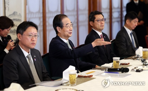 한덕수 대통령 권한대행 국무총리가 24일 서울 삼청동 총리 공관에서 열린 '서울재팬클럽(SJC) 오찬 간담회'에서 이구치 카즈히로 서울재팬클럽(SJC) 이사장과 대화하고 있다.