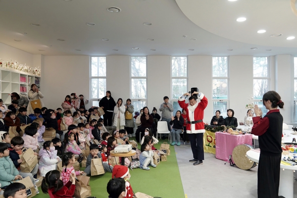 산타로 분장한 신상진 성남시장이 리모델링한 중앙도서관 어린이 자료실을 방문해 뮤지컬 관람 어린이들과 함께 하고 있다.(사진제공=성남시)
