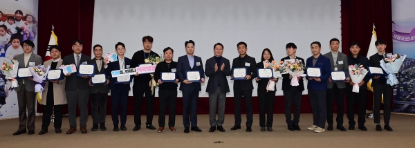 인천시(시장 유정복)는 적극적이고 창의적인 업무 추진을 통해 시정 발전과 시민 편의 증진에 기여한 공직자 9명과 4개 팀을 2024년 하반기 적극행정 우수공무원 및 우수팀으로 선정하고 12월 23일 시장 표창을 수여했다고 밝혔다.