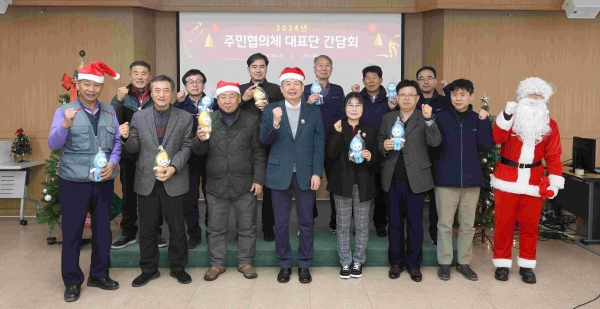 인천환경공단 관계자들과 주민협의체 대표단이 간담회를 마치고 기념촬영을 하고 있다.