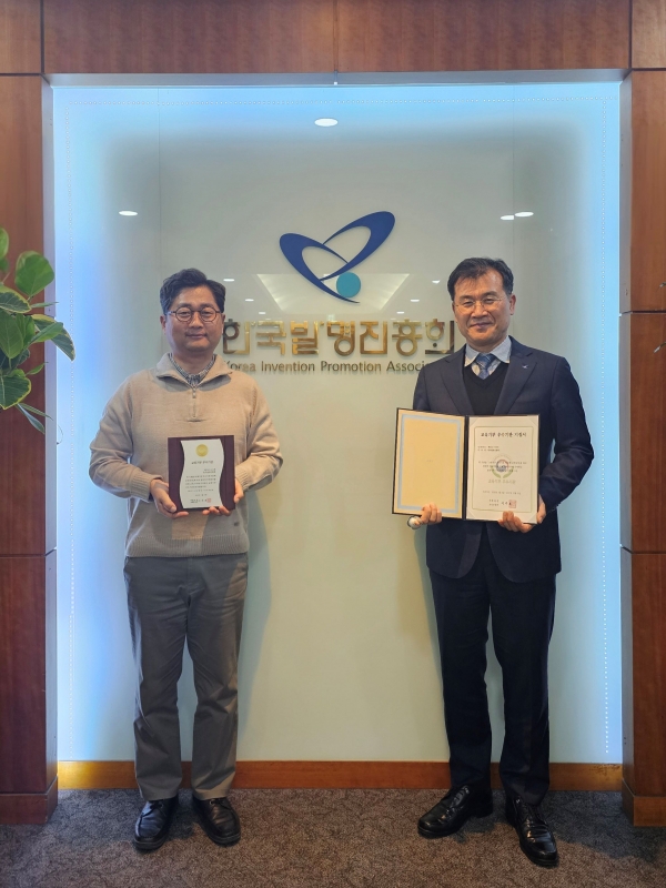 한국발명진흥회 김시형 상근부회장(우)과 김운선 교육연구본부장(좌)이 교육기부 우수기관 연속 인증 기념 촬영을 하고 있다.