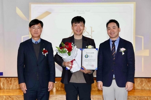 사진: 지난 20일 '2024년 우수 스포츠용품 시상식'에 참석한 김용희 엔라이즈 신사업팀 리드(가운데)의 모습 / 엔라이즈 제공