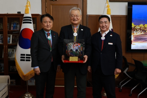 윤영달 크라운해태제과 회장(가운데)이 2025 세계영동국악엑스포 공동조직위원장으로 위촉됐다. [사진 = 크라운해태]