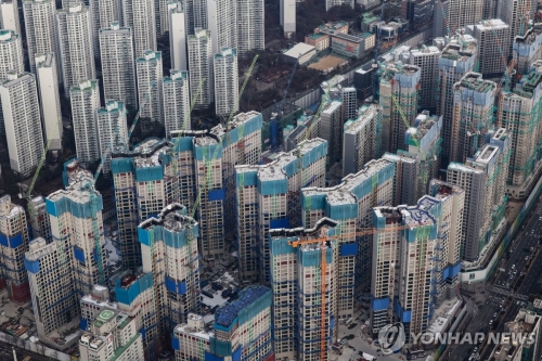 '얼죽신'은 올해 부동산 시장을 이끈 키워드라고 해도 과언이 아니다. 사진은 서울시내 한 신축아파트 공사현장.[연합]