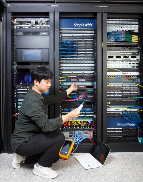 LS전선 직원이 데이터센터에서 랜케이블을 점검하고 있다.[사진=LS그룹]
