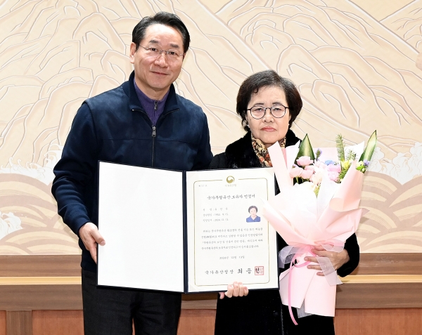 유정복 인천광역시장이 27일 시청 접견실에서 유선옥 국가무형유산 완초장에게 인정서를 수여하고 있다.