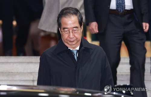 한덕수 국무총리가 27일 오후 국회의 탄핵소추 의결 뒤 서울 종로구 정부서울청사를 떠나고 있다.