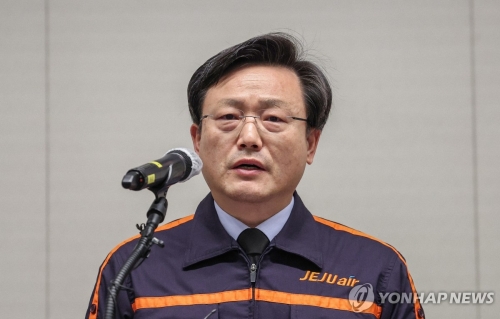 김이배 제주항공 대표가 29일 무안국제공항 여객기 사고 관련 프레스센터가 설치된 서울 강서구 메이필드 호텔에서 사고 관련 브리핑을 하고 있다.