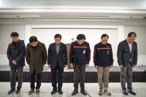 김이배 제주항공 대표(왼쪽에서 네 번째)를 비롯한 임직원들이 29일 무안국제공항 여객기 참사 관련 프레스센터가 설치된 서울 강서구 메이필드 호텔에서 사고 관련 브리핑에 앞서 고개 숙여 사과하고 있다