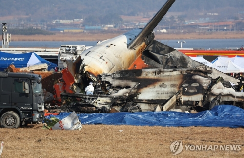29일 전남 무안군 무안국제공항에서 발생한 제주항공 여객기 충돌 폭발 사고 현장에서 소방구급대원이 사고 여객기 내부를 수색하고 있다.