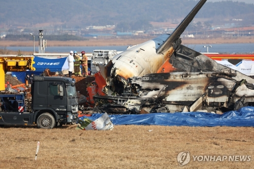 29일 오후 전남 무안군 무안국제공항에서 착륙 도중 충돌 후 폭발한 항공기의 잔해.