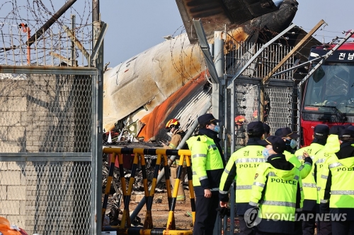 29일 오후 전남 무안군 무안국제공항에서 발생한 항공기 폭발사고 현장에 경찰이 투입되고 있다.