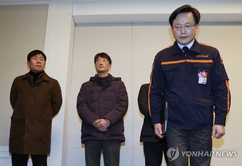 김이배 제주항공 대표와 관계자들이 29일 무안 제주항공 참사 관련 프레스센터가 설치된 서울 강서구 메이필드 호텔에서 사고 관련 브리핑을 마친 뒤 인사하고 있다.