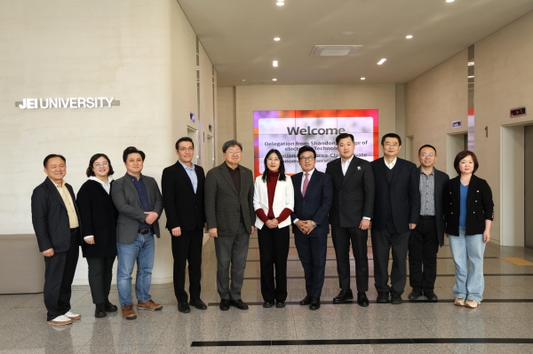 산동전자직업기술대학 대표단은 지난 26일 재능대 제물포캠퍼스를 방문해 최근 리뉴얼된 첨단 실습실을 둘러보고 양교 간 협력 방안을 논의했다.(사진제공=재능대학교)
