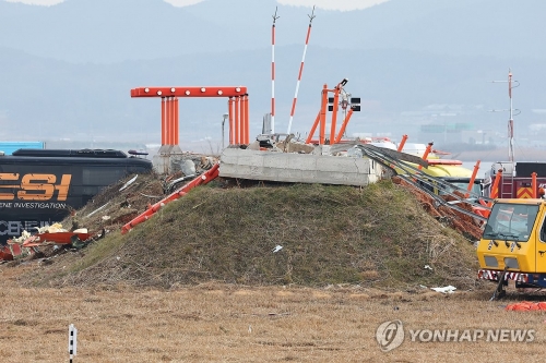 30일 전남 무안군 무안국제공항 활주로 인근의 방위각 시설(로컬라이저)이 전날 제주항공 여객기와의 충돌 여파로 파손돼 있다. 방위각 시설은 공항의 활주로 진입을 돕는 역할을 하는 일종의 안테나로, 흙으로 된 둔덕 상부에 있는 콘크리트 기초와 안테나가 서 있는 구조다.