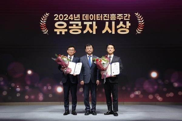 서영균 한림대학교의료원 도헌디지털의료혁신연구소 빅데이터센터장(한림대학교성심병원 가정의학과 교수, 오른쪽 첫 번째)이 '2024년 데이터 품질 대상' 과기부 장관상을 수상하고 있다.