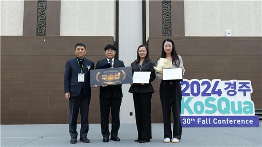 박선화 한림대학교강남성심병원 사회사업팀 의료사회복지사(오른쪽 두 번째)가 손정일 한국의료질향상학회 회장(왼쪽 첫 번째)으로부터 특별구연발표 우수상을 받은 후 수상자들과 기념촬영을 하고 있다.