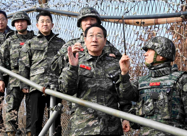 유정복 인천광역시장 1일 강화도 해병대 2사단 5여단을 방문해 접경지역 철책 도보순찰을 하며 안보상황을 점검하고 있다.