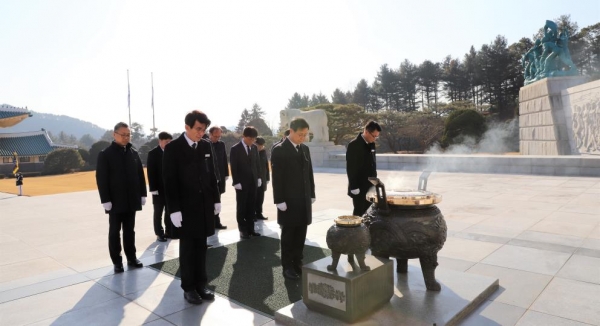 한전원자력연료 정창진 사장 및 경영진이 국립대전현충원에서 참배하고 있다.