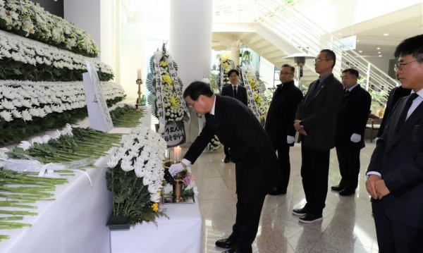 한전원자력연료 정창진 사장 및 경영진이 대전시청 1층에 마련된 '제주항공 여객기 사고 희생자 합동분향소'를 방문해 조문하고 있다.