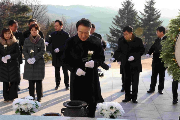 임태희 경기도교육감이 2일 양주시 현충탑을 찾아 참배하며 2025 을사년 새해 공식 일정을 시작했다.