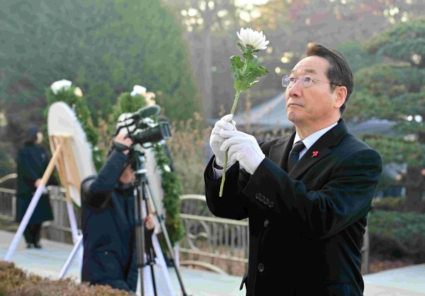 유정복 인천광역시장이 2일 2025년 을사년 새해를 맞아 미추홀구 수봉공원 현충탑에서 참배를 하고 있다.