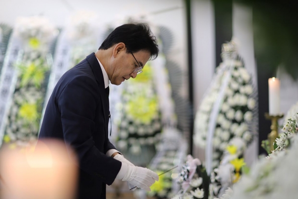 제주항공 여객기 사고 희생자 합동분향소(충청북도청) 조문하고 있는 한국고용정보원 이창수 원장.