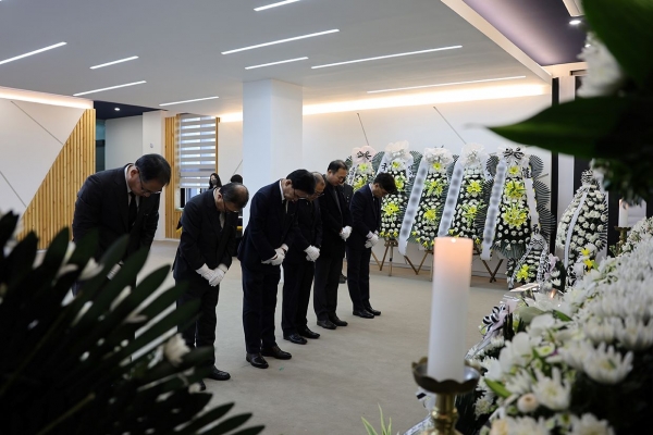 제주항공 여객기 사고 희생자 합동분향소(충청북도청) 조문하고 있는 한국고용정보원 이창수 원장과 임직원.