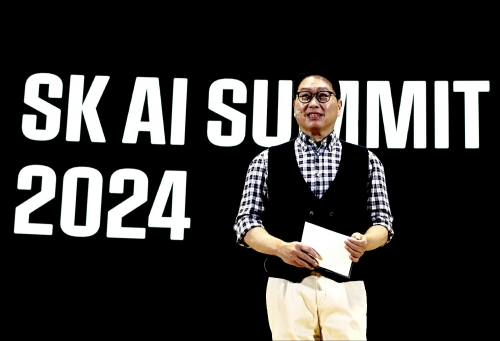 최태원 SK그룹 회장이 4일 서울 강남구 코엑스에서 열린 'SK AI 서밋 2024'에서 '함께하는 AI, 내일의 AI(AI together, AI tomorrow)'를 주제로 기조 연설을 하고 있다.[사진=SK그룹]