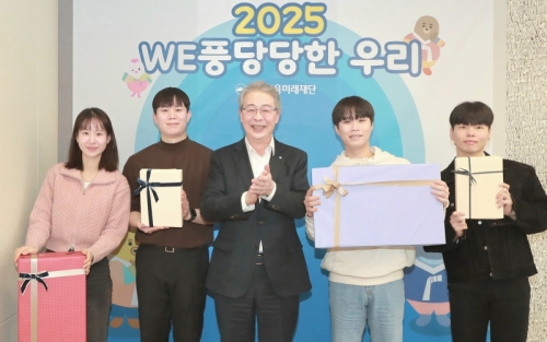 임종룡(가운데) 우리금융미래재단 이사장이 지난 2일 우리금융 본사에서 신년 오찬을 함께한 자립준비청년들에게 교육용 IT 기기 등을 선물했다. [사진=우리금융]