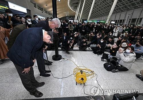김이배 제주항공 대표(왼쪽부터)와 채형석 애경 총괄부회장이 29일 전남 무안국제공항 2층 유가족 대기실을 방문해 고개숙여 사과하고 있다.