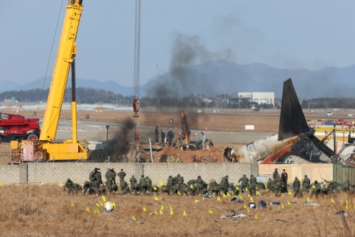 지난 2일 전라남도 무안국제공항 제주항공 여객기 참사 현장에서 특전사 대원들이 수색 작업하고 있다.