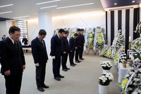 (왼쪽부터 세번째)한국가스안전공사 박경국 사장은 임직원들과 함께 충북도청에 마련된 희생자 합동분향소를 찾아 고인들을 추모하고 애도했다.
