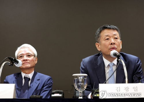 김광일 MBK파트너스 부회장(오른쪽)과 강성두 영풍 사장