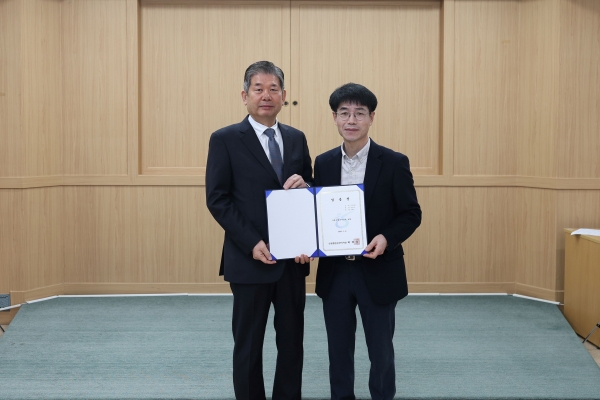 인천환경공단 안대웅 신임 자원순환본부장(우)이 임명장을 수여받고 최계운이사장(좌)과 기념촬영을 하고 있다.
