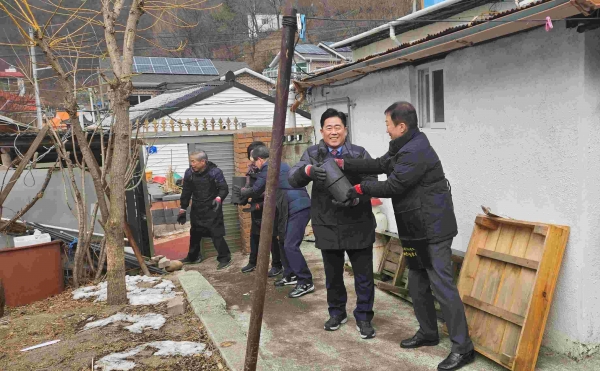 대한석탄공사(사장 김규환, 석탄공사)는 2024년 12월 30일 태백 장성 및 철암에서 지역경제활성화를 위한 폐광지역 취약계층을 상대로 기부금 지원 및 사랑의 연탄 나눔 행사를 실시했다.