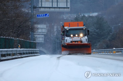 지난 5일 많은 눈이 내린 5일 인제군 도로에서 제설 작업이 진행 중인 모습
