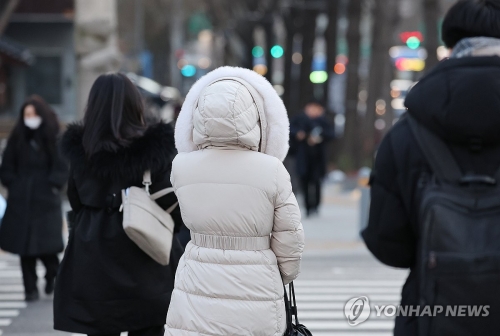 7일 오전 서울 광화문 부근에서 시민들이 출근하고 있다.