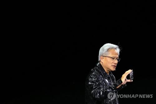 세계 최대 가전·정보기술(IT) 전시회 CES 2025 개막을 하루 앞둔 6일 오후(현지시간) 미국 네바다주 라스베이거스 만달레이베이 컨벤션센터 내 미셀로브 울트라 아레나(Michelob Ultra Arena)에서 젠슨 황 엔비디아 최고경영자(CEO)가 기조연설하고 있다.
