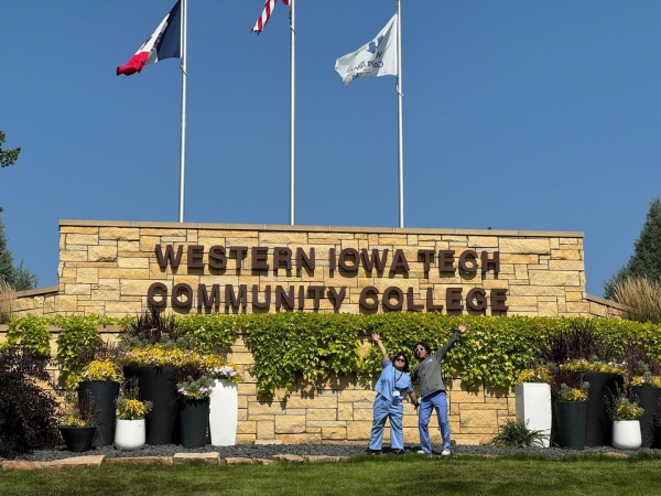 미국 Western Iowa Tech Community College에서 글로벌 현장학습 프로그램에 참여한 재능대 간호학과 조인우‧차상현 학생. (사진제공=재능대학교)