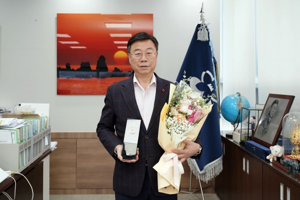 성남시(시장 신상진)는 7일 서울 더플라자호텔 다이아몬드홀에서 열린 '2025 고객이 가장 추천하는 브랜드 대상' 시상식에서 도시브랜드 부문 '희망도시 성남'에 선정돼 수상했다.