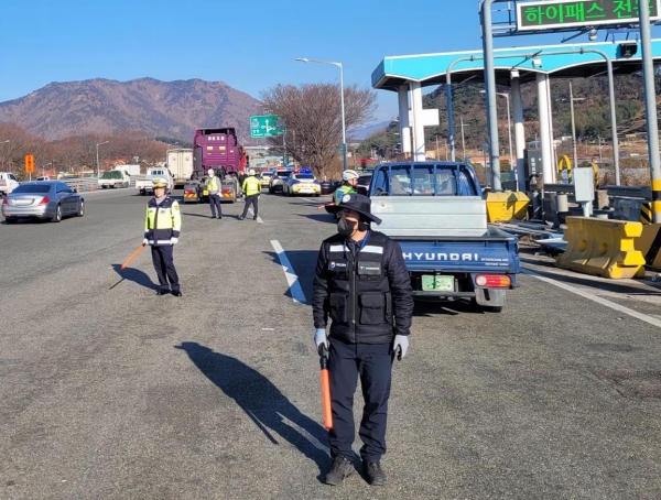 한국교통안전공단 부산본부는 8일 김해시 대동IC에서 한국교통안전공단 울산본부, 고속도로순찰대 제8지구대와 함께 화물자동차를 대상으로 불법개조, 속도제한장치 해제, 교통법규위반 등을 집중 단속했다,
